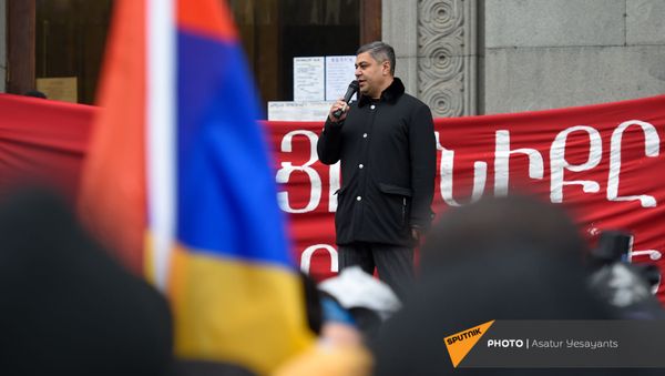 Руководитель партии Отечество Артур Ванецян выступает на митинге оппозиции на площади Свободы (21 ноября 2020). Еревaн - Sputnik Արմենիա