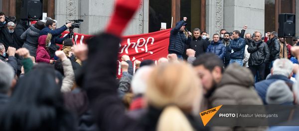 Продюсер Рубен Мхитарян выступает на митинге оппозиции на площади Свободы (21 ноября 2020). Еревaн - Sputnik Արմենիա