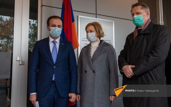 Глава Росспотребнадзора Анна Попова, министры здравоохранения Армении и России Арсен Торосян и Михаил Мурашко во время церемонии передачи мобильной лаборатории (21 ноября 2020). Еревaн - Sputnik Армения