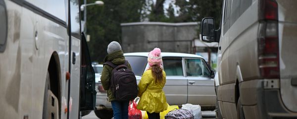 Дети из села Кирсаван ждут маму на площади в Степанакерте - Sputnik Армения