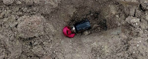 Работы по разминированию неразорвавшихся снарядов и кассетных бомб (22 ноября 2020). Степанакерт - Sputnik Армения