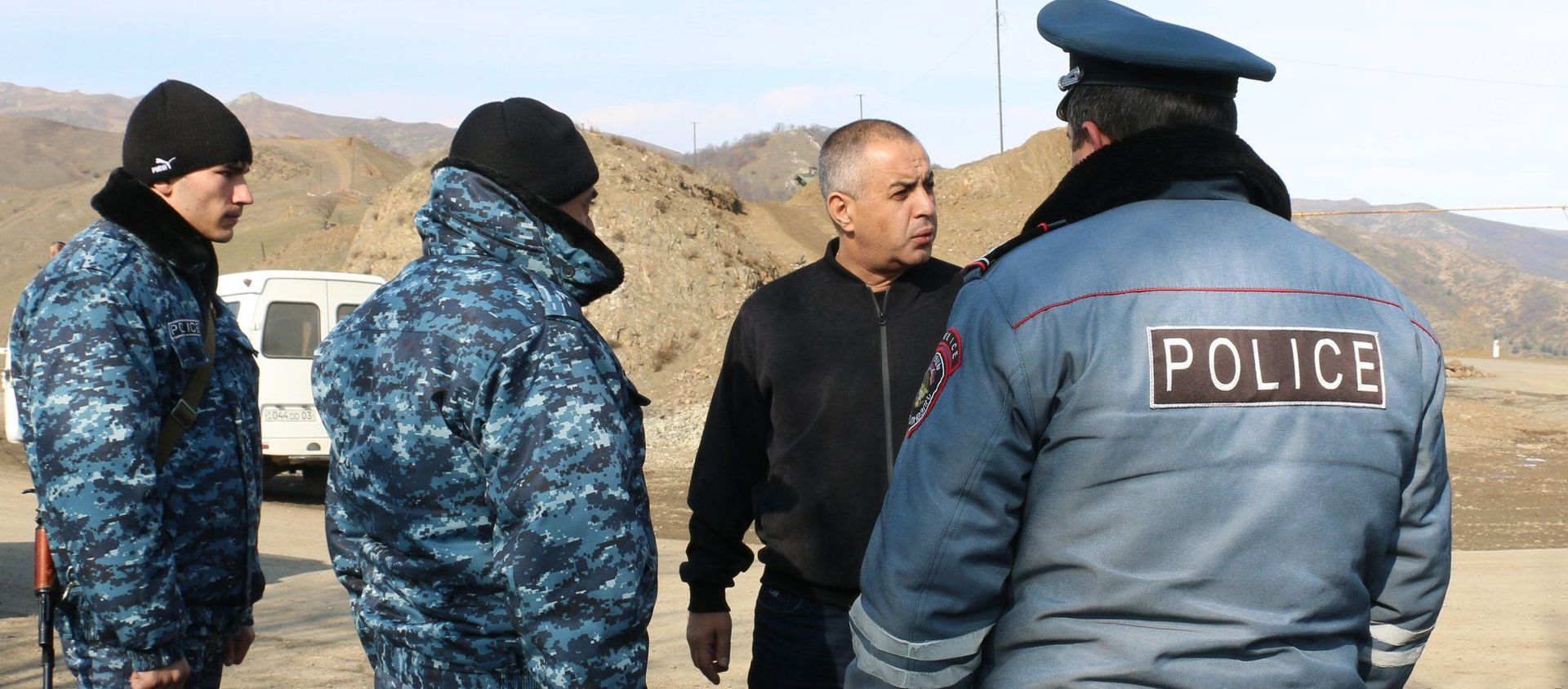 Начальник полиции НКР генерал-майор Ашот Акопджанян посетил блокпосты на дороге Степанакерт-Горис (22 ноября 2020). Карабах - Sputnik Армения, 1920, 29.03.2021