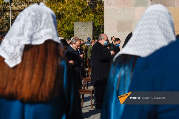 Քաղաքացիները` նահատակված հերոսների հիշատակի պատարագին - Sputnik Արմենիա