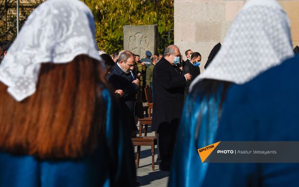 Поминальная служба в память о павших в карабахской войне героях в Первопрестольном Святом Эчмиадзине (22 ноября 2020). Эчмиадзин Поминальная служба в память о павших в карабахской войне героях в Первопрестольном Святом Эчмиадзине (22 ноября 2020). Эчмиадзин - Sputnik Армения