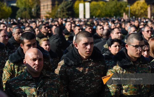 Военнослужащие на поминальной службе в память о павших в карабахской войне героях в Первопрестольном Святом Эчмиадзине (22 ноября 2020). Эчмиадзин Военнослужащие на поминальной службе в память о павших в карабахской войне героях в Первопрестольном Святом Эчмиадзине (22 ноября 2020). Эчмиадзин - Sputnik Армения