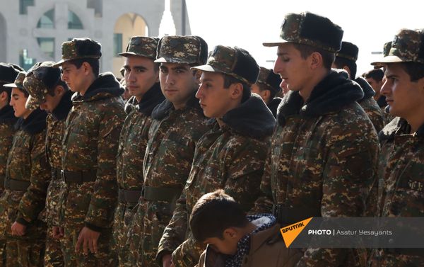 Военнослужащие на поминальной службе в память о павших в карабахской войне героях в Первопрестольном Святом Эчмиадзине (22 ноября 2020). Эчмиадзин Военнослужащие на поминальной службе в память о павших в карабахской войне героях в Первопрестольном Святом Эчмиадзине (22 ноября 2020). Эчмиадзин - Sputnik Армения
