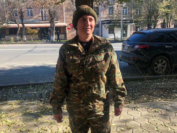 Стать сильней и не сломаться: в Гюмри прошло безмолвное шествие в память о погибших героях - Sputnik Армения