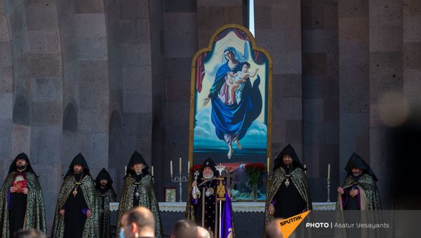 Поминальная служба в память о павших в карабахской войне героях в Первопрестольном Святом Эчмиадзине (22 ноября 2020). Эчмиадзин - Sputnik Արմենիա