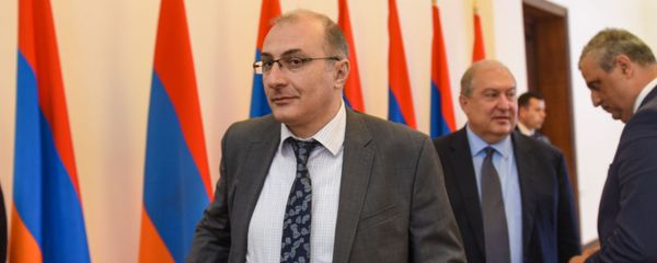 Исполнительный директор Всеармянского фонда Айастан Айкак Аршамян во время ежегодного совета попечителей всеармянского фонда Айастан (18 июня 2019). Еревaн - Sputnik Армения