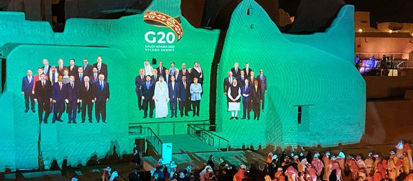 Проекция «семейного фото» для ежегодного саммита лидеров G20 на дворец Салва в Ат-Турайфе (20 ноября 2020). Дирия, Саудовская Аравия Проекция «семейного фото» для ежегодного саммита лидеров G20 на дворец Салва в Ат-Турайфе (20 ноября 2020). Дирия, Саудовская Аравия - Sputnik Армения