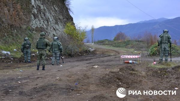 Российские саперы ведут разминирование в Карабахе - Sputnik Армения