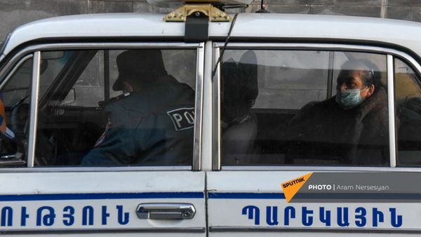 Родственники пропавших без вести военнослужащих перед зданием министерства обороны (23 ноября 2020). Еревaн - Sputnik Արմենիա