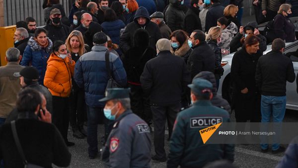 Родственники пропавших без вести военнослужащих перед зданием министерства обороны (23 ноября 2020). Еревaн - Sputnik Արմենիա