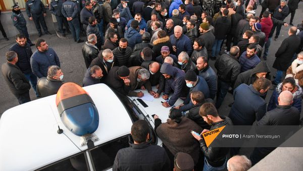 Родственники пропавших без вести военнослужащих перед зданием министерства обороны (23 ноября 2020). Еревaн Родственники пропавших без вести военнослужащих перед зданием министерства обороны (23 ноября 2020). Еревaн - Sputnik Արմենիա