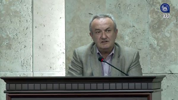 Декан факультета Информатики и прикладной математики ЕГУ Ваграм Думанян выступает с речью во время заседания Научного совета университета (23 мая 2019). Еревaн - Sputnik Արմենիա