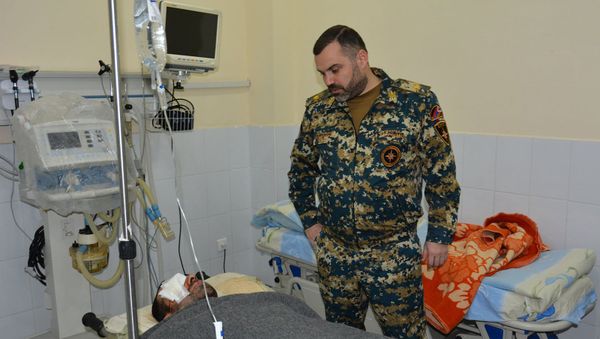 Глава ГСЧС Карен Саркисян посетил получивших ранение при исполнении обязанностей сотрудников службы (23 ноября 2020). Степанакерт - Sputnik Армения