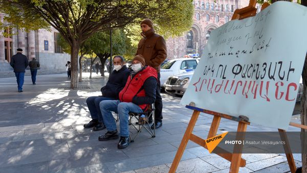 Объявившие голодовку Ким Балаян, Гарик Аветисян и Гегам Манукян на площади Республики (24 ноября 2020). Еревaн - Sputnik Արմենիա