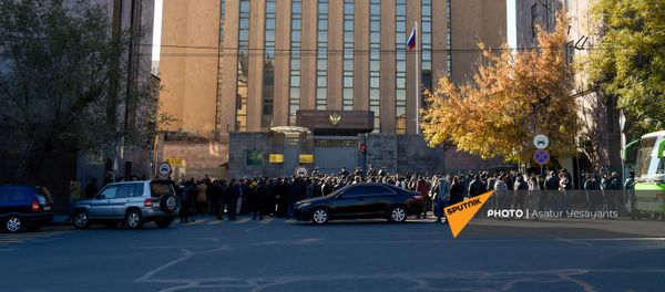 Родственники пропавших без вести военнослужащих во время войны в Карабахе у здания посольства России (24 ноября 2020). Еревaн - Sputnik Армения