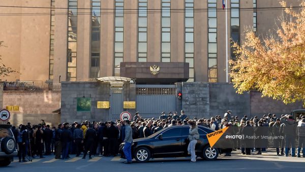 Родственники пропавших без вести военнослужащих во время войны в Карабахе у здания посольства России (24 ноября 2020). Еревaн Родственники пропавших без вести военнослужащих во время войны в Карабахе у здания посольства России (24 ноября 2020). Еревaн - Sputnik Արմենիա