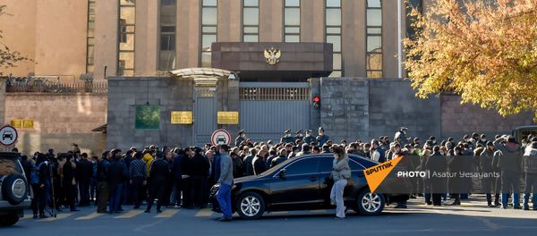 Родственники пропавших без вести военнослужащих во время войны в Карабахе у здания посольства России (24 ноября 2020). Еревaн - Sputnik Արմենիա