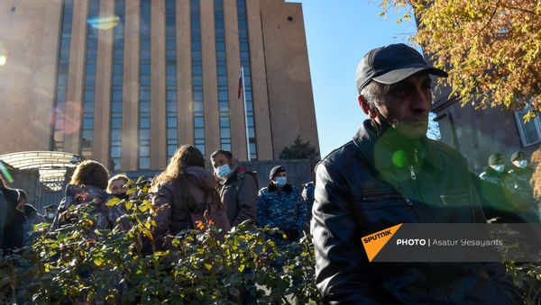 Родственники пропавших без вести военнослужащих во время войны в Карабахе у здания посольства России (24 ноября 2020). Еревaн Родственники пропавших без вести военнослужащих во время войны в Карабахе у здания посольства России (24 ноября 2020). Еревaн - Sputnik Արմենիա