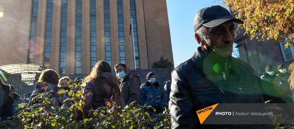 Родственники пропавших без вести военнослужащих во время войны в Карабахе у здания посольства России (24 ноября 2020). Еревaн - Sputnik Արմենիա