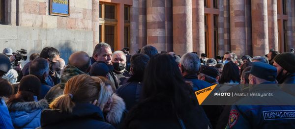 Родственники пропавших без вести военнослужащих во время войны в Карабахе у здания Правительства (24 ноября 2020). Еревaн Родственники пропавших без вести военнослужащих во время войны в Карабахе у здания Правительства (24 ноября 2020). Еревaн - Sputnik Արմենիա