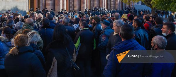 Родственники пропавших без вести военнослужащих во время войны в Карабахе у здания Правительства (24 ноября 2020). Еревaн - Sputnik Армения