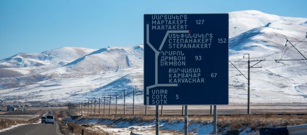 Указатель на дороге Сотк-Карвачар (24 ноября 2020). Карабах - Sputnik Արմենիա