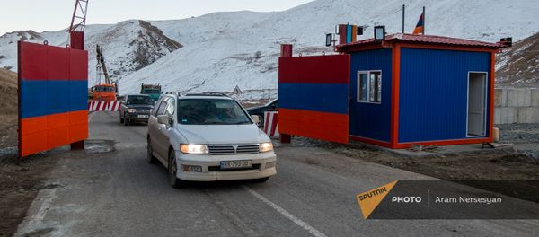Железные ворота на дороге Сотк-Карвачар (24 ноября 2020). Карабах Железные ворота на дороге Сотк-Карвачар (24 ноября 2020). Карабах - Sputnik Армения
