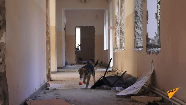 Перед уходом из Карвачарского района армяне забирают оставшиеся вещи из школы - Sputnik Армения