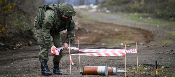 Специалист Международного противоминного центра Минобороны России в составе разворачиваемого Центра управления миротворческой деятельностью во время выполнения задач (23 ноября 2020). Карабах - Sputnik Արմենիա