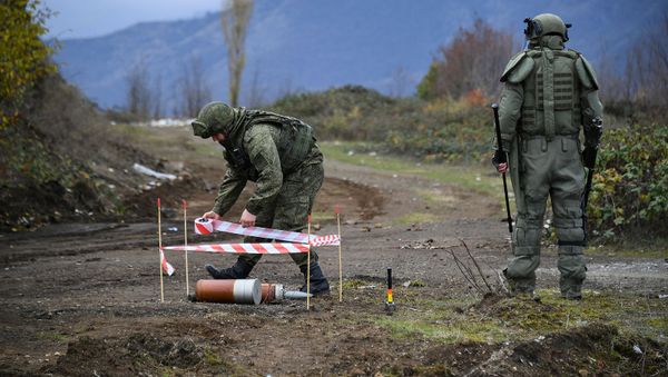 Специалисты Международного противоминного центра Минобороны России в составе разворачиваемого Центра управления миротворческой деятельностью во время выполнения задач (23 ноября 2020). Карабах - Sputnik Армения
