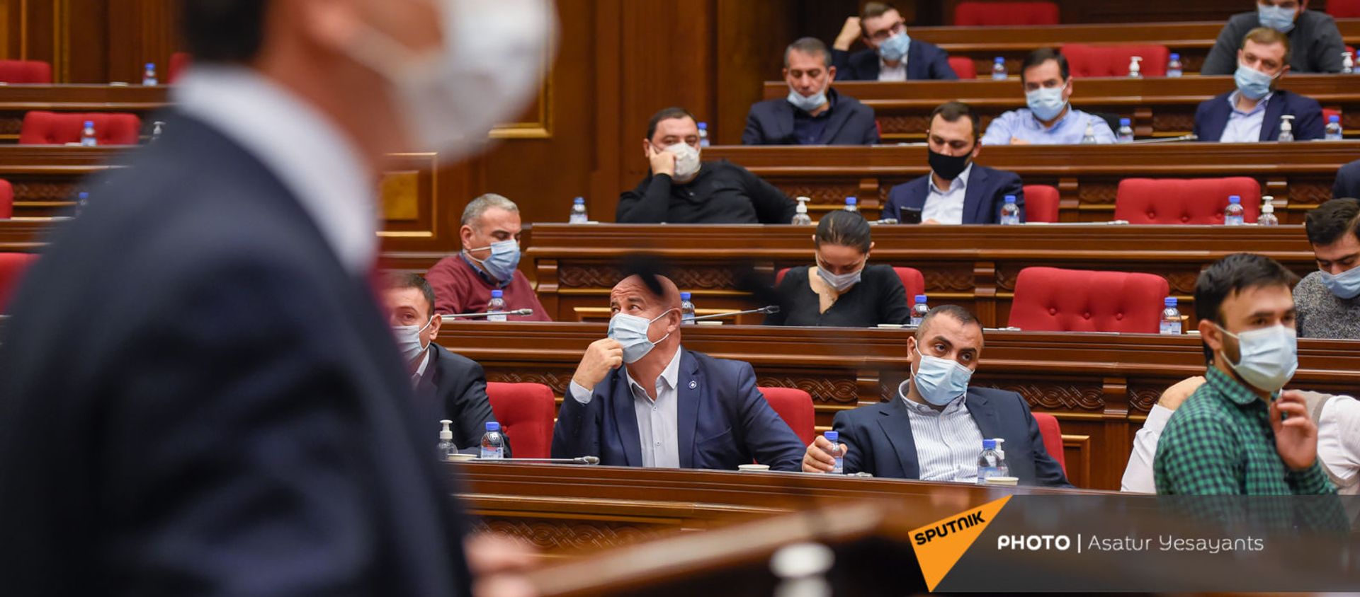 Депутаты фракции Мой шаг следят за выступлением Геворга Горгисяна во время внеочередного заседания Парламента Армении (26 ноября 2020). Еревaн - Sputnik Արմենիա, 1920, 20.04.2021