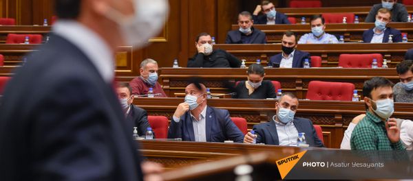 Депутаты фракции Мой шаг следят за выступлением Геворга Горгисяна во время внеочередного заседания Парламента Армении (26 ноября 2020). Еревaн - Sputnik Армения