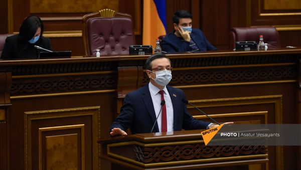 Депутат от фракции Просвещенная Армения Геворг Горгисян во время внеочередного заседания Парламента Армении (26 ноября 2020). Еревaн - Sputnik Արմենիա