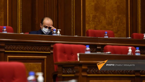 Депутат от фракции Просвещенная Армения Тарон Симонян перед началом внеочередного заседания Парламента Армении (26 ноября 2020). Еревaн - Sputnik Արմենիա