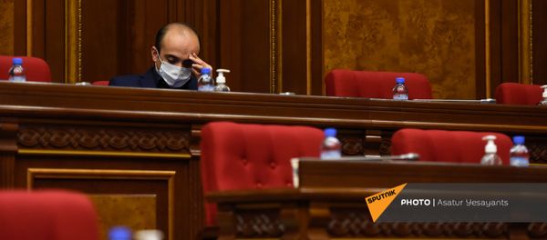 Депутат от фракции Просвещенная Армения Тарон Симонян перед началом внеочередного заседания Парламента Армении (26 ноября 2020). Еревaн - Sputnik Արմենիա