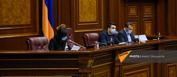 Вице-спикеры Национального Собрания Лена Назарян, Ален Симонян и Ваге Энфиаджян во время внеочередного заседания Парламента Армении (26 ноября 2020). Еревaн - Sputnik Армения