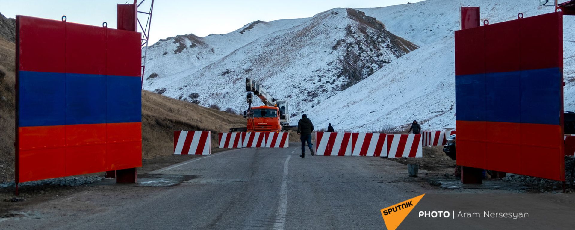 Железные ворота на дороге Сотк-Карвачар (24 ноября 2020). Карабах - Sputnik Армения, 1920, 17.04.2021