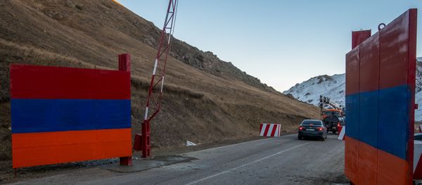 Железные ворота на дороге Сотк-Карвачар (24 ноября 2020). Карабах - Sputnik Արմենիա