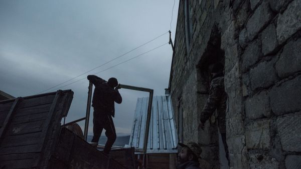 Мужчины загружают личные вещи в кузов грузового автомобиля в поселке Карегах Кашатанского района (25 ноября 2020). Карабах - Sputnik Արմենիա