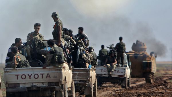Колонна сирийских боевиков, поддерживаемых Турцией, следует за турецкой бронетехникой (30 октября 2019). Сирия - Sputnik Արմենիա
