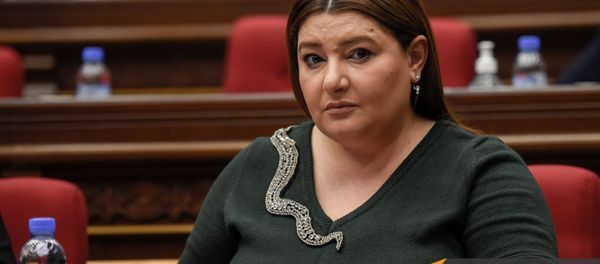 Депутат от фракции Просвященная Армения Иветта Тоноян перед началом внеочередного заседания Парламента Армении (26 ноября 2020). Еревaн - Sputnik Արմենիա