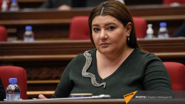 Депутат от фракции Просвященная Армения Иветта Тоноян перед началом внеочередного заседания Парламента Армении (26 ноября 2020). Еревaн - Sputnik Армения