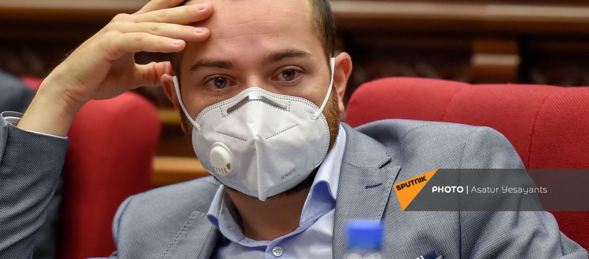 Депутат от фракции Мой шаг Мхитар Айрапетян во время внеочередного заседания Парламента Армении (26 ноября 2020). Еревaн Депутат от фракции Мой шаг Мхитар Айрапетян во время внеочередного заседания Парламента Армении (26 ноября 2020). Еревaн - Sputnik Արմենիա, 1920, 13.01.2021