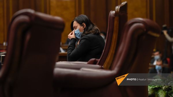 Вице-спикер Национального собрания Лена Назарян перед началом внеочередного заседания Парламента Армении (26 ноября 2020). Еревaн - Sputnik Արմենիա