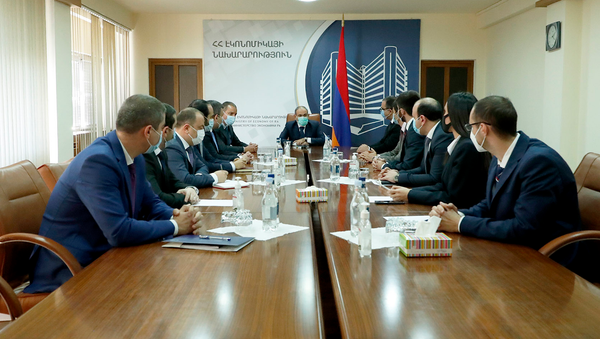 Премьер-министр Никол Пашинян представил сотрудникам министерства экономики нового министра Ваана Керобяна (27 ноября 2020). Еревaн - Sputnik Արմենիա