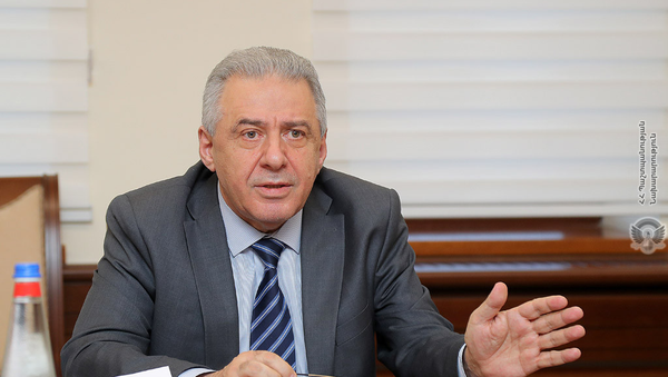 Министр обороны Армении Вагаршак Арутюнян во время встречи с командующим российскими миротворческими силами в Карабахе (27 ноября 2020). Еревaн - Sputnik Армения