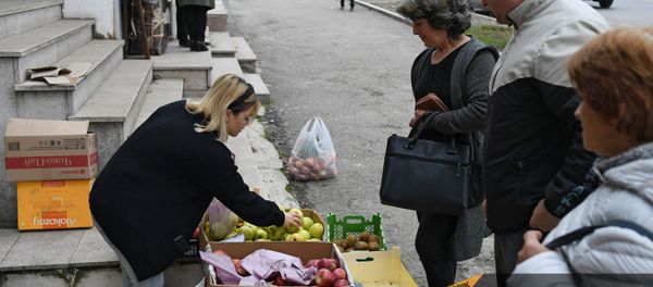 Уличная торговля фруктами в Степанакерте Уличная торговля фруктами в Степанакерте - Sputnik Армения